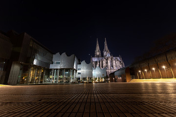 Platz über der kölner Philharmonie mit kölner Dom und Museum Ludwig in der Nacht