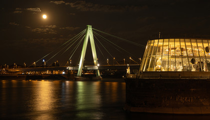 Severinsbrücke in Köln mit Schokoladen Museeum in der Nacht bei Blutmond
