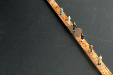 Keeping distancing queue of people