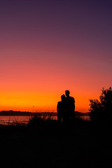 Pareja con atardecer en el mar