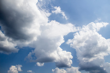 Fototapeta premium Beautiful clouds in the sky. Pattern from clouds
