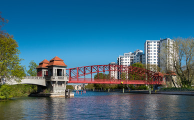 Brücke und Promenade am See in Berlin Tegel