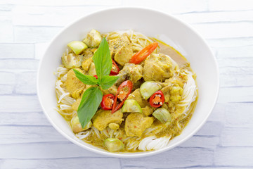 Green curry chicken with rice noodles