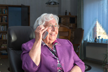 Alte Frau mit einem Mobiltelefon