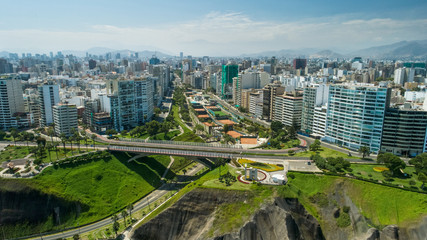 Vista aérea con drone del Malecón de Miraflores y el Puente Villena en Lima Perú - obrazy, fototapety, plakaty