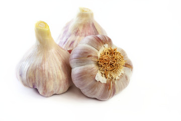 Główki czosnku na białym tle