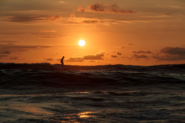 Surfer im Sonnenuntergang
