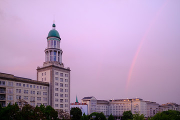 Frankfurter Tor Berlin mit Regenbogen, kurz nach Sonnenuntergang.