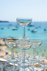 Copas de cristal con el mar, el cielo y la playa de fondo