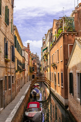 Canale di venezia in una bella giornata di sole