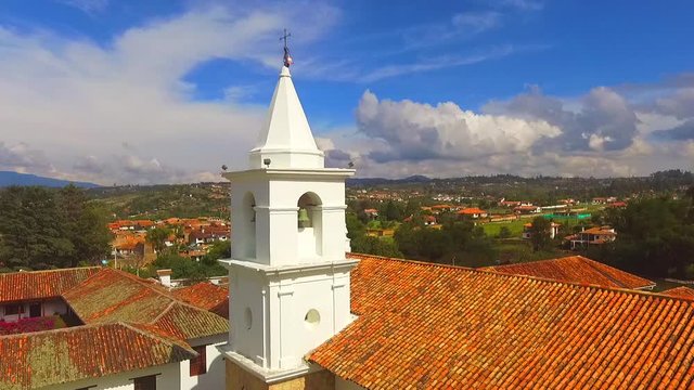 Pueblo Antiguo de templos, Monasterios, Casas blancas con techos de tejas de barro