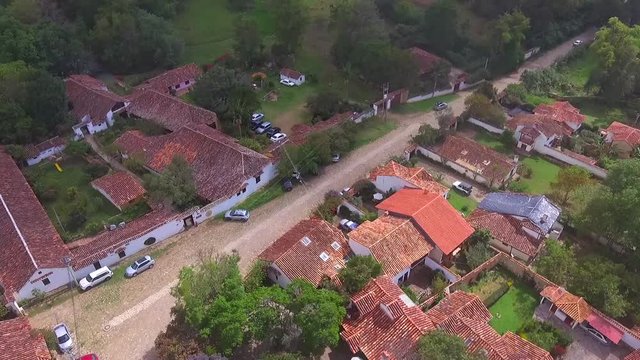 Pueblo Antiguo de templos, Monasterios, Casas blancas con techos de tejas de barro