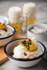 Norddeutscher Hamburger Labskaus mit Rindfleisch Corned Beef, Rote Beete, Kartoffeln, Saure Gurken, Spiegelei, Rollmops und Bier auf Marmor