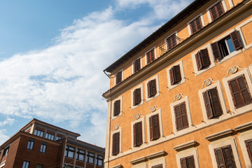 Fototapeta na wymiar Vista de una calla y fachadas de casas en Roma, Italia