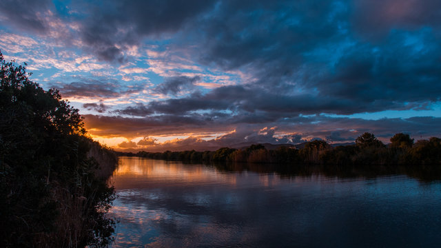 Albufera en Mallorca atardecer con agua y pajaros en l ahora dorada, hora m&aacute;gica. 