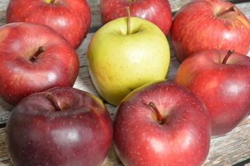 frutta di mele rosse e mele verdi concetto di differenza