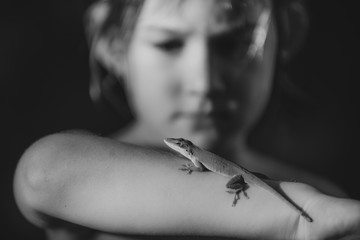 Obraz premium Boy and his lizard