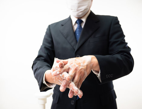 マスクをはめたビジネスマン 手洗い ソープ 感染予防