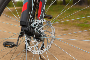 Wheel of a bicycle with disc brakes on a dirt road