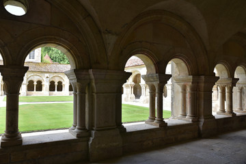 Fototapeta na wymiar Cloître de l'abbaye de Fontenay en Bourgogne, France