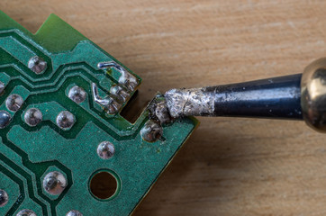 A soldering iron solder microcircuit