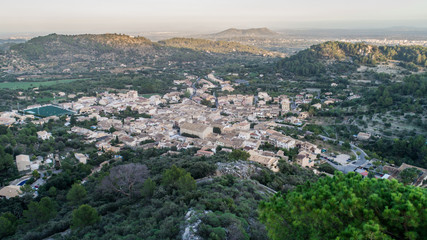 Mancor de la Vall con imagen aeria Mallorca, dron. Pueblo rural 