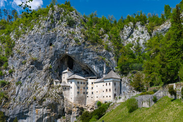 Fototapeta na wymiar Predjama castle in slovena