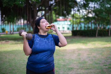 Chinese women eat hamburgers and raise dumbbells