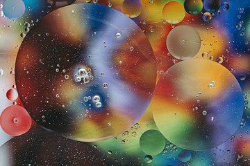 Arrière plan abstrait bulles - Huile dans de l'eau sur un fond flou multicolore