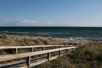 Obraz premium footbridge to the sea, copy space