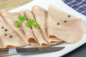 tranches de jambon sans nitrite dans une assiette