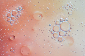 Fond de bulles abstraites - huile dans l'eau sur un arrière-plan flou dans des tons pastels beige...