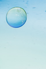 Fond de bulles abstraites - huile dans l'eau sur un arrière-plan flou dans des tons bleu