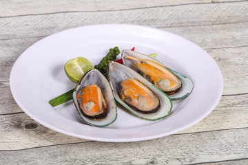 Half mussels with lime and pepper