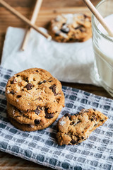 Cookies fait maison avec un verre de lait