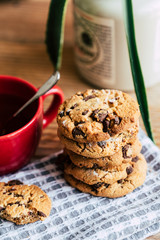 Cookies aux pépites de chocolat et tasse de café