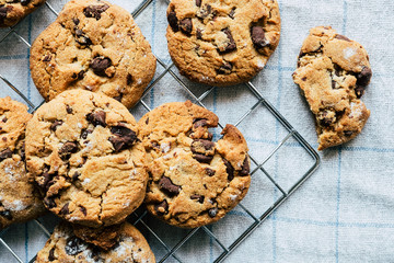 Cookies fait maison sur la plaque du four