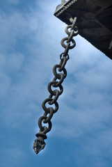 chain made of single stone is hanging at the corner of a building located inside varadharaja swamy temple in kanjipuram, tamilnadu, india.