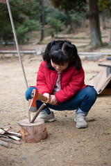 薪割りする女の子