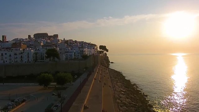 V&iacute;deo de Drone del Puerto de Pen&iacute;scola, un pueblecito en el mar Mediterr&aacute;neo. Espa&ntilde;a / Drone video of the Port of Pen&iacute;scola, a small town in the Mediterranean Sea. Spain 