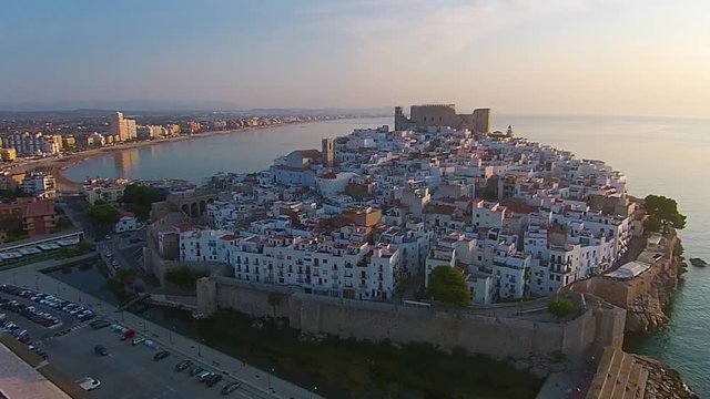 V&iacute;deo de Drone del Puerto de Pen&iacute;scola, un pueblecito en el mar Mediterr&aacute;neo. Espa&ntilde;a / Drone video of the Port of Pen&iacute;scola, a small town in the Mediterranean Sea. Spain 