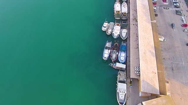 V&iacute;deo de Drone del Puerto de Pen&iacute;scola, un pueblecito en el mar Mediterr&aacute;neo. Espa&ntilde;a / Drone video of the Port of Pen&iacute;scola, a small town in the Mediterranean Sea. Spain 