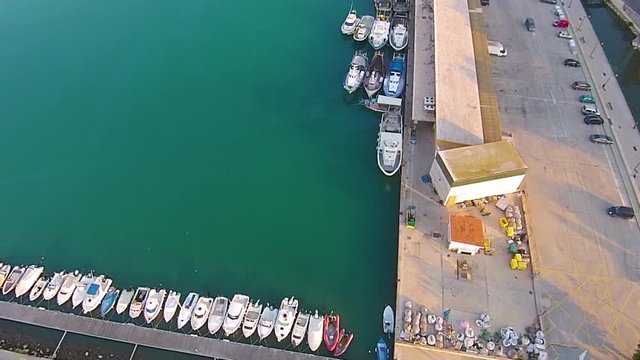 V&iacute;deo de Drone del Puerto de Pen&iacute;scola, un pueblecito en el mar Mediterr&aacute;neo. Espa&ntilde;a / Drone video of the Port of Pen&iacute;scola, a small town in the Mediterranean Sea. Spain 