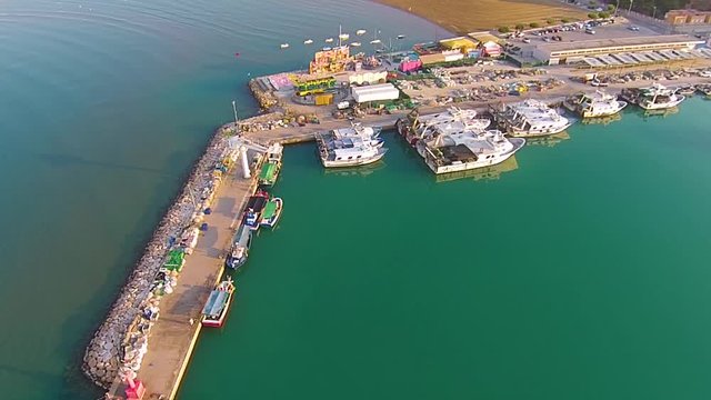 V&iacute;deo de Drone del Puerto de Pen&iacute;scola, un pueblecito en el mar Mediterr&aacute;neo. Espa&ntilde;a / Drone video of the Port of Pen&iacute;scola, a small town in the Mediterranean Sea. Spain 