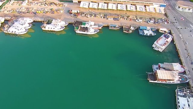 V&iacute;deo de Drone del Puerto de Pen&iacute;scola, un pueblecito en el mar Mediterr&aacute;neo. Espa&ntilde;a / Drone video of the Port of Pen&iacute;scola, a small town in the Mediterranean Sea. Spain 