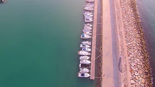 V&iacute;deo de Drone del Puerto de Pen&iacute;scola, un pueblecito en el mar Mediterr&aacute;neo. Espa&ntilde;a / Drone video of the Port of Pen&iacute;scola, a small town in the Mediterranean Sea. Spain 