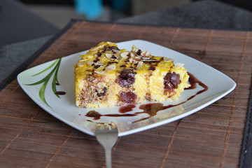 Milchreis Auflauf mit Kirschen, Dessert, Nachtisch oder Mittagessen, Produktbild
