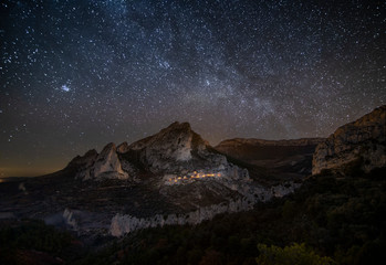 Obraz na płótnie Canvas Montañas del pueblo de Abella de la Conca de noche con cielo estrellado con la galaxia vía láctea (Cataluña, España)