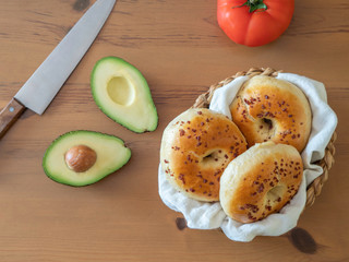 Bagels con tomate y aguacate.