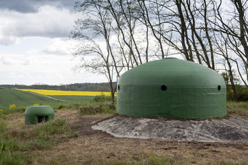 malownicze stalowe kopuły poniemieckiego bunkra ukryte między polami w Lubuskim